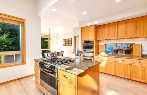 View Ridge Haus | Purple House w/ Water View | 3 Decks | Gym | UW