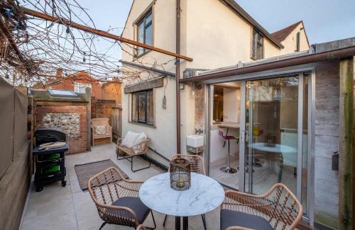 Burton Joyce Haus | Purple Poppy Cottage