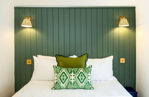 Burton Joyce Haus | Purple Poppy Cottage