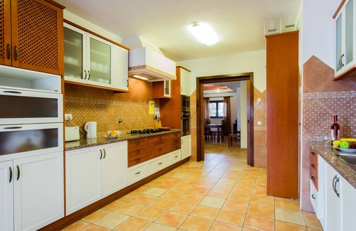 Vale de Centianes Villa | Purple Rain: Eine imposante Villa im maurischen Stil mit privatem Pool und Tennisplatz