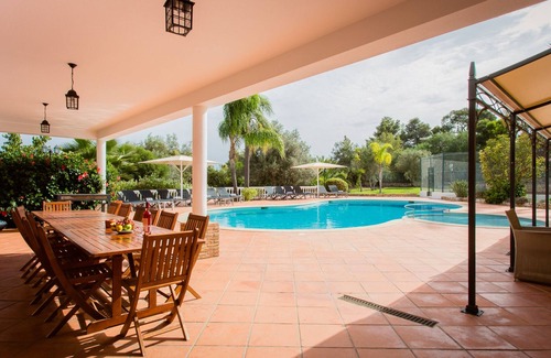 Vale de Centianes Villa | Purple Rain: Eine imposante Villa im maurischen Stil mit privatem Pool und Tennisplatz