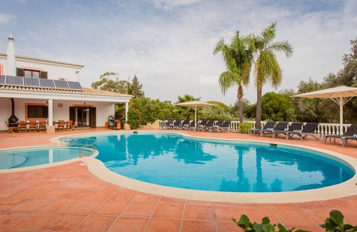 Vale de Centianes Villa | Purple Rain: Eine imposante Villa im maurischen Stil mit privatem Pool und Tennisplatz