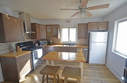 Wisconsin Kabine | Purple Waves | Mid-Century Home Steps to the Lake