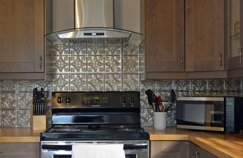 Wisconsin Kabine | Purple Waves | Mid-Century Home Steps to the Lake