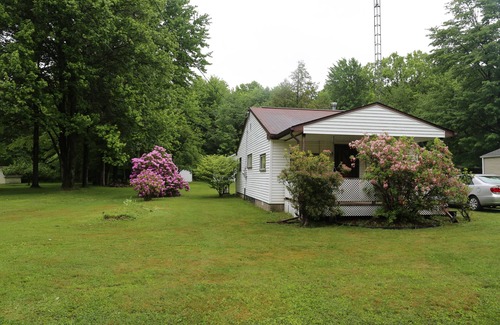 Pymatuning Central Hütte | Pymatuning Lake Walking distance to Espyville Marina!