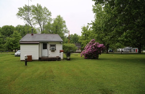Pymatuning Central Hütte | Pymatuning Lake Walking distance to Espyville Marina!