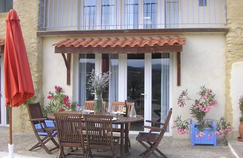 Coussa Hütte | Pyreneen Vue gite with pool, renovated farmhouse tranquil with amazing views