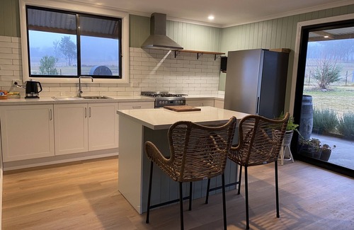 Budgee Budgee Kabine | Q1 on Crestview, Adorable 1 Bedroom Farm Stay Cabin