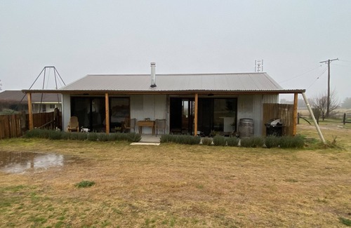 Budgee Budgee Kabine | Q1 on Crestview, Adorable 1 Bedroom Farm Stay Cabin