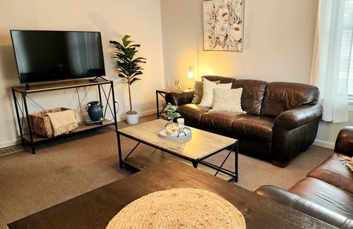Quincy Wohnung | QU Hawks Nest with parking and Wi-Fi W/D SmartTV
