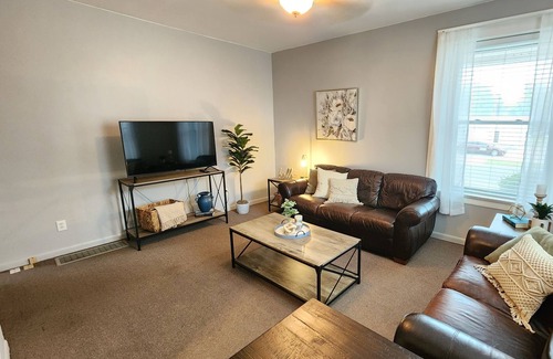 Quincy Wohnung | QU Hawks Nest with parking and Wi-Fi W/D SmartTV
