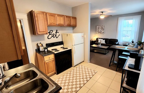 Quincy Wohnung | QU Hawks Nest with parking and Wi-Fi W/D SmartTV