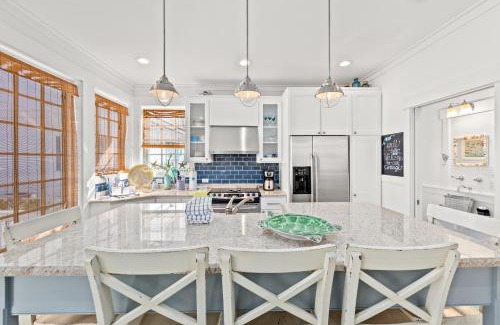 Sunnyside Haus | Quaint 2BR/25BA Cottage Nestled Between 30A & Panama City Beach! Sleeps 6!