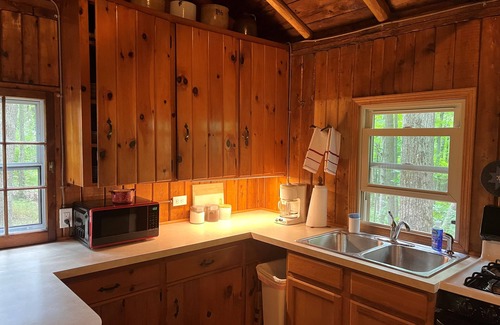 Harrison Kabine | Quaint and cozy log and knotty pine cabin close to lakes.