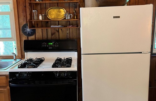 Harrison Kabine | Quaint and cozy log and knotty pine cabin close to lakes.