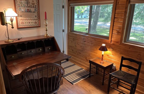 Harrison Kabine | Quaint and cozy log and knotty pine cabin close to lakes.