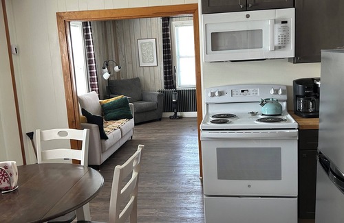 Skowhegan Wohnung | Quaint apartment with AC 2 blocks from downtown shopping, restaurants & river
