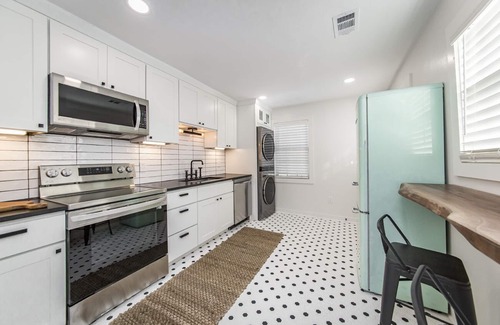 Capital View Haus | Quaint bungalow minutes from shopping, dining and downtown!