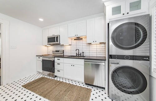 Capital View Haus | Quaint bungalow minutes from shopping, dining and downtown!