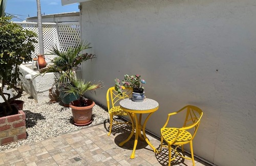 Sero Colorado Haus | Quaint bungalow overlooking the Caribbean. A short 8 minute walk to Baby Beach
