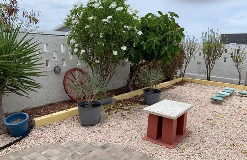 Sero Colorado Haus | Quaint bungalow overlooking the Caribbean. A short 8 minute walk to Baby Beach