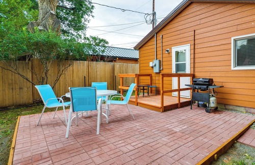 Cody Hütte | Quaint Cody Cottage w/ Grill: Walk to Downtown!