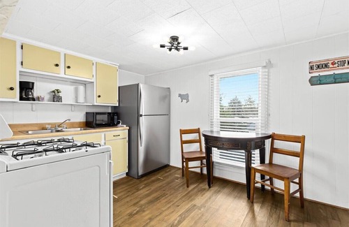 Fenton Haus | Quaint Cottage 2 Bedroom Unit in Downtown Fenton