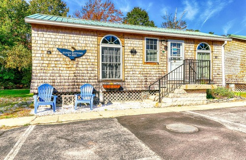 Kennebunk Hütte | Malerisches Ferienhaus mit Whirlpool, Gemeinschaftspool und Whirlpool - zu Fuß zum Strand!