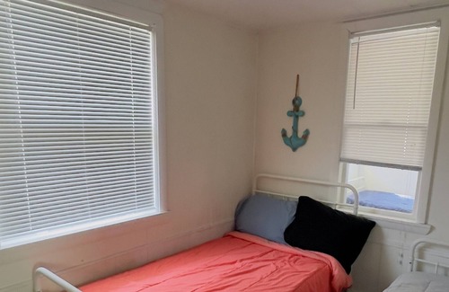 Oak Harbor Hütte | Quaint, Cozy Cottage- A 3 Minute Walk to the Beach!