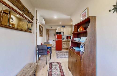 Walpole Wohnung | Quaint Maine apartment with water views, well-equipped kitchenette, deck, & AC