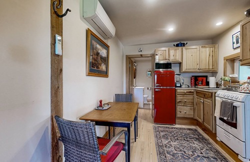 Walpole Wohnung | Quaint Maine apartment with water views, well-equipped kitchenette, deck, & AC