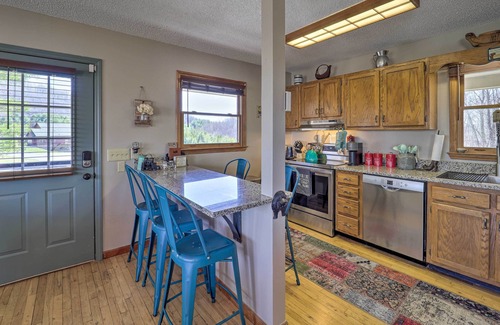 Piney Creek Kabine | Quaint Piney Creek cabin with wrap-around deck will restore you!