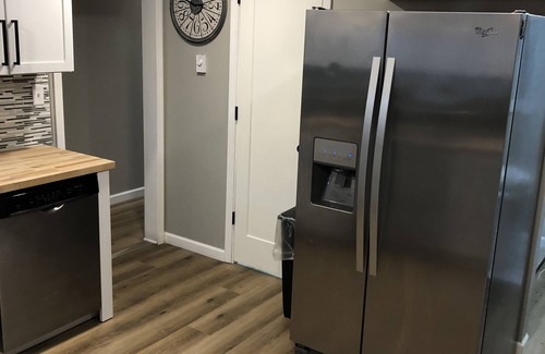 Ashtabula Haus | Quaint recently renovated house walking distance to Lake Shore Park.