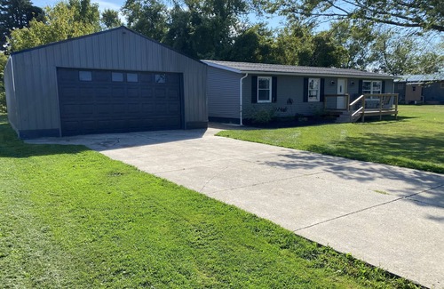 Ashtabula Haus | Quaint recently renovated house walking distance to Lake Shore Park.