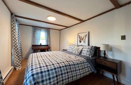 Cliffwood Haus | Quaint Renovated Single Family