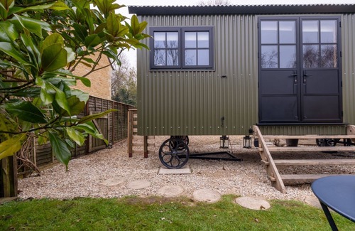 Bledington Hütte | Quaint shepherd's hut with beautiful views of the Cotswold countryside - The Sheiling