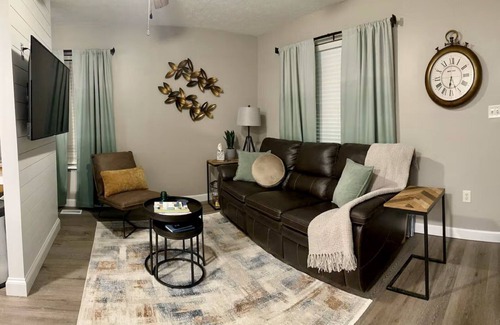 South Point Wohnung | Quaint, spacious, & relaxing; come stay with us, you'll enjoy the details.
