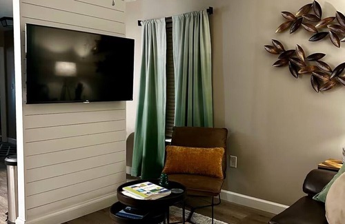 South Point Wohnung | Quaint, spacious, & relaxing; come stay with us, you'll enjoy the details.