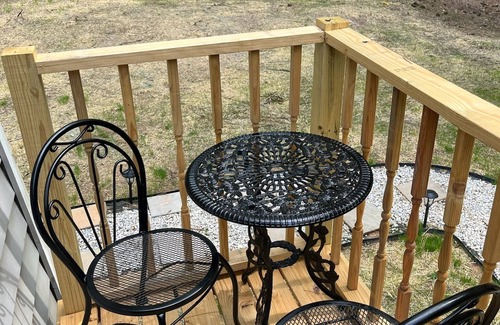 Clarkdale Kabine | Quaint & Spacious Tiny House: Gorgeous Decor, Near ATL Airport, Midtown & Sports