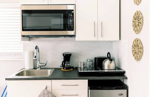 Lauderdale Harbours Wohnung | Quaint Studio w/ Kitchenette, Pool, & Parking