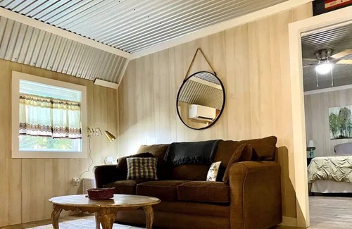 Conway Kabine | Quaint Tiny Cabin on The Farm