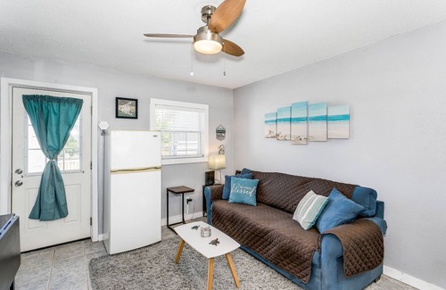 Ono Island Hütte | Quaint Tiny Home by the Bay - Boat Launch 1 Street Over