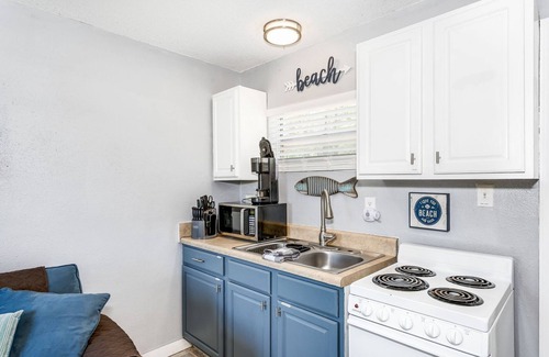 Ono Island Hütte | Quaint Tiny Home by the Bay - Boat Launch 1 Street Over