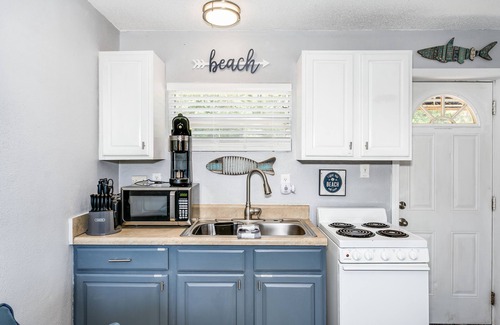 Ono Island Hütte | Quaint Tiny Home by the Bay - Boat Launch 1 Street Over