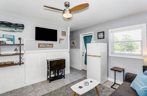 Ono Island Hütte | Quaint Tiny Home by the Bay - Boat Launch 1 Street Over