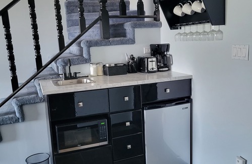 Regional District of Nanaimo Bed & Breakfast | Quaint Tudor Retreat - pet friendly, ocean view, minutes from beach