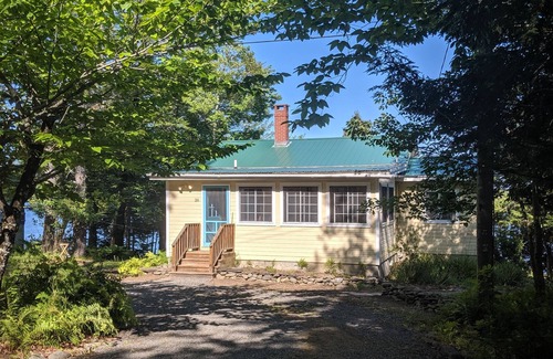 Dexter Hütte | Quaint Waterfront Maine Cottage