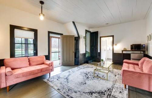 Dundee Haus | Quaint Winesburg Cottage with Porch and Pond!