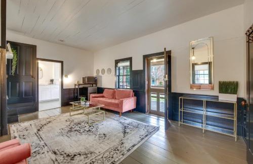 Dundee Haus | Quaint Winesburg Cottage with Porch and Pond!