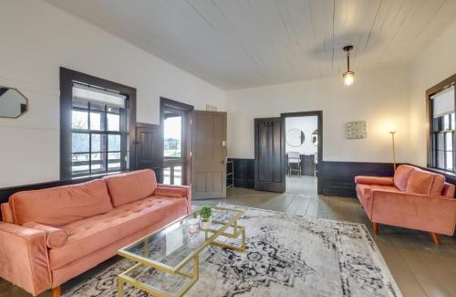 Dundee Haus | Quaint Winesburg Cottage with Porch and Pond!